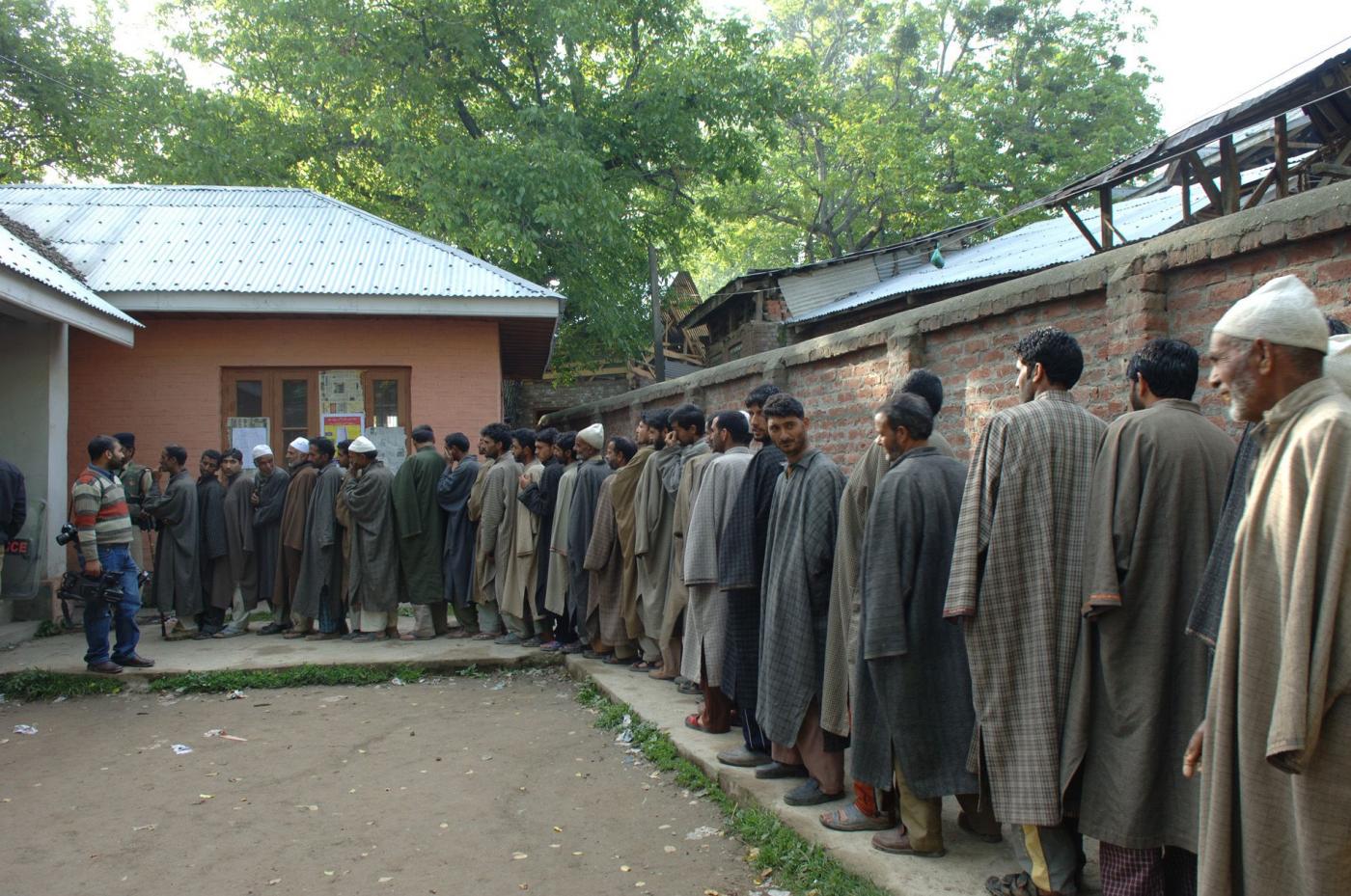 Read more about the article Jammu Kashmir Elections Breaking 2024: आज जम्मू-काश्मीर निवडणुकीच्या तिसऱ्या आणि शेवटच्या टप्प्यासाठी मतदान केंद्रांवर मतदारांच्या रांगा दिसत आहेत